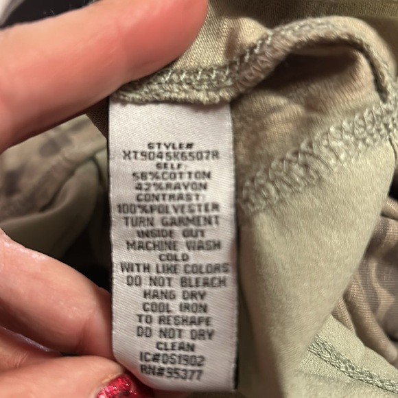 Sanctuary camouflage pattern T-shirt.    ‎    Size extra large. New without tags - Picture 5 of 6